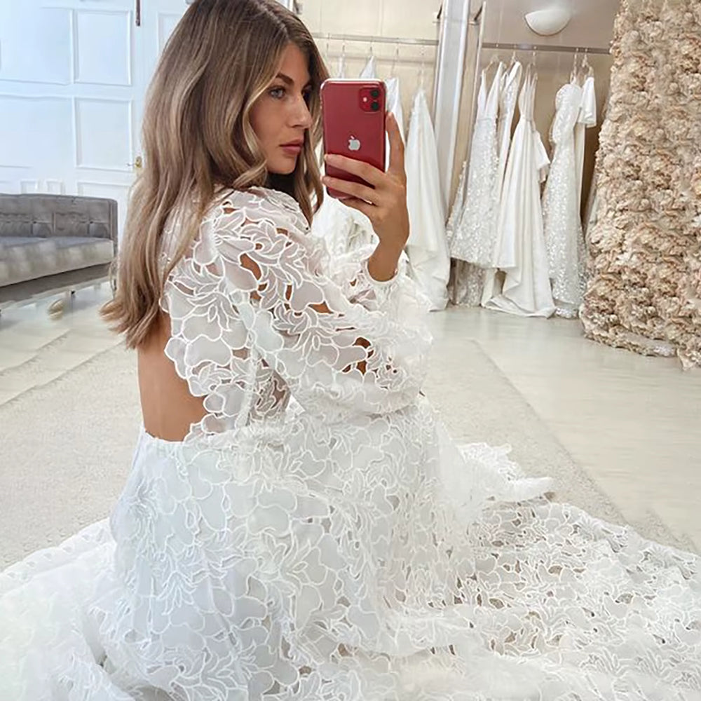 Robe de mariée trapèze style bohème à col carré et manches longues bouffantes, dos nu, entièrement en dentelle