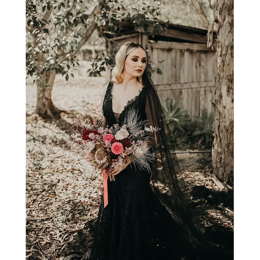 Robe de mariée sirène noire gothique sexy à bretelles spaghetti et col en V et dos nu avec appliques en dentelle