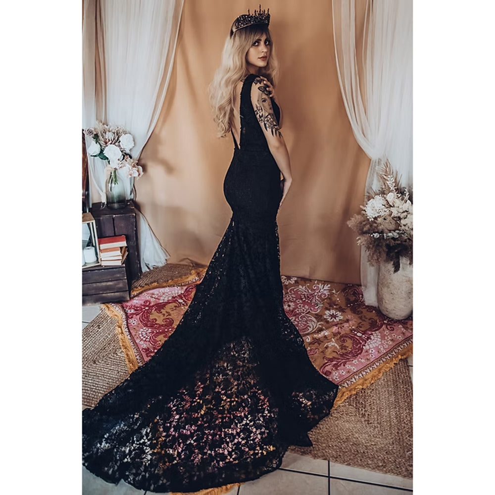 Robe de mariée sirène noire gothique sexy à bretelles spaghetti et col en V et dos nu avec appliques en dentelle