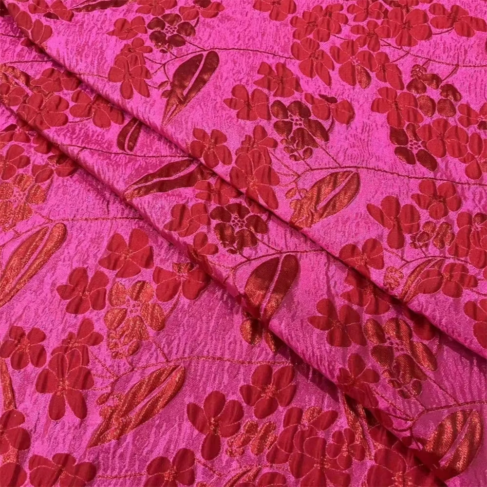 Abito da ballo con scollo a barchetta in raso blu pieghettato con ritaglio