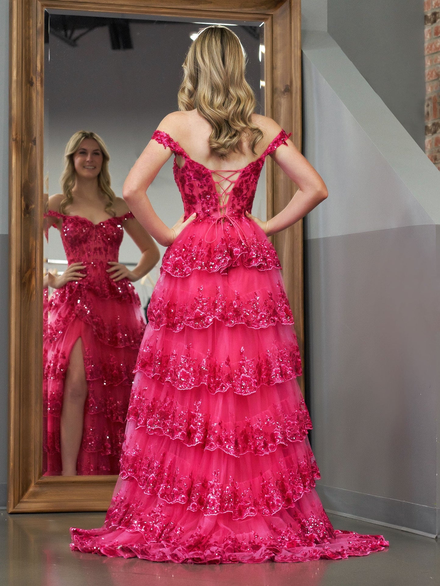 Roycebridal – Fuchsiafarbenes, schulterfreies A-Linien-Korsett-Ballkleid mit Spitzenrüschen