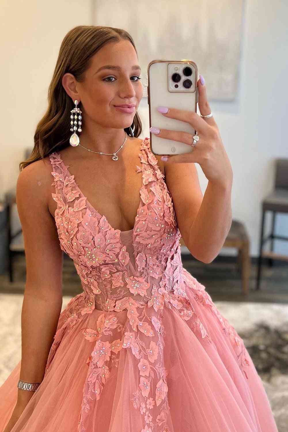 Roycebridal Marigold | Langes A-Linien-Ballkleid aus Tüll mit V-Ausschnitt und Applikationen