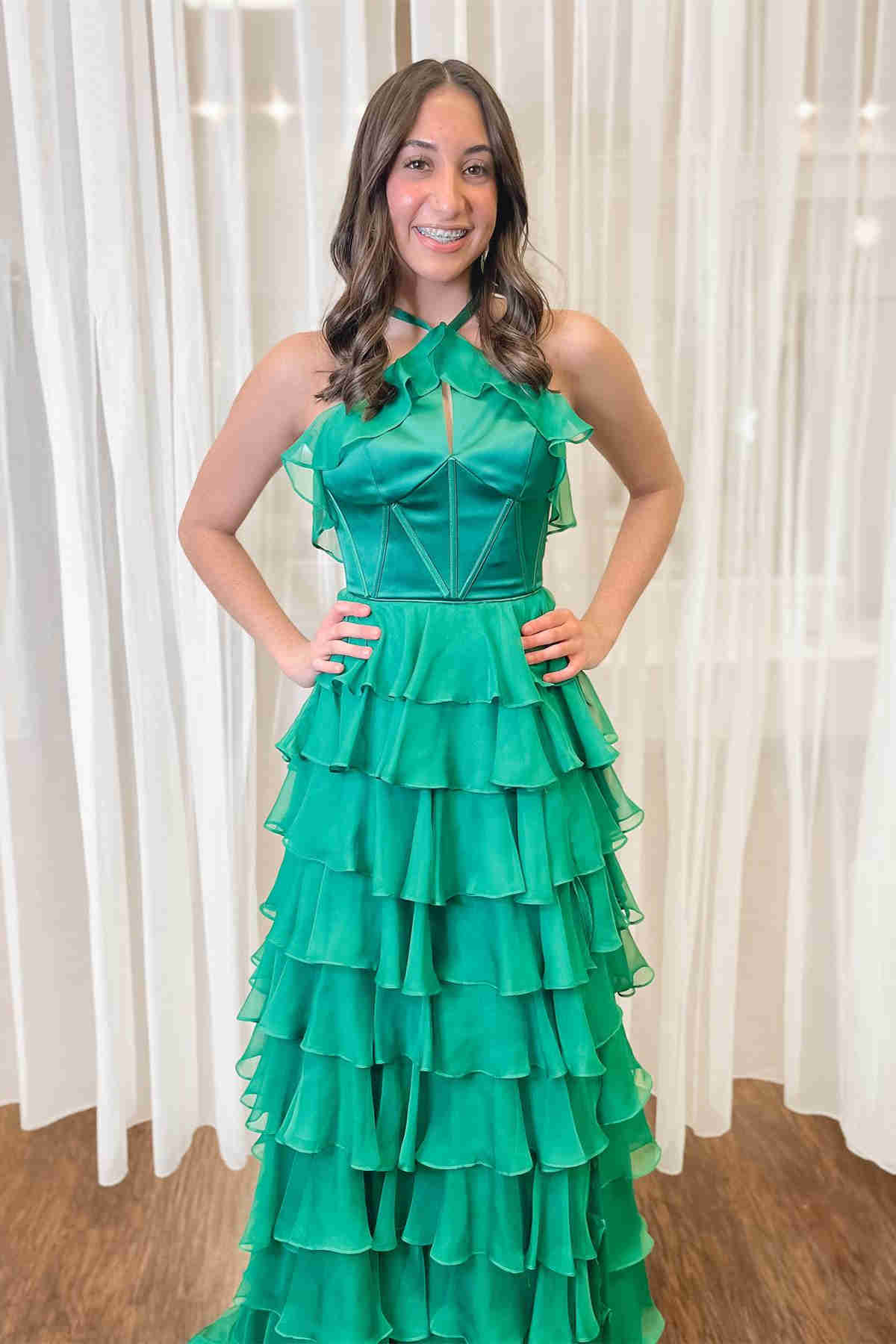 Robe de bal Roycebridal à volants et col en V avec fente