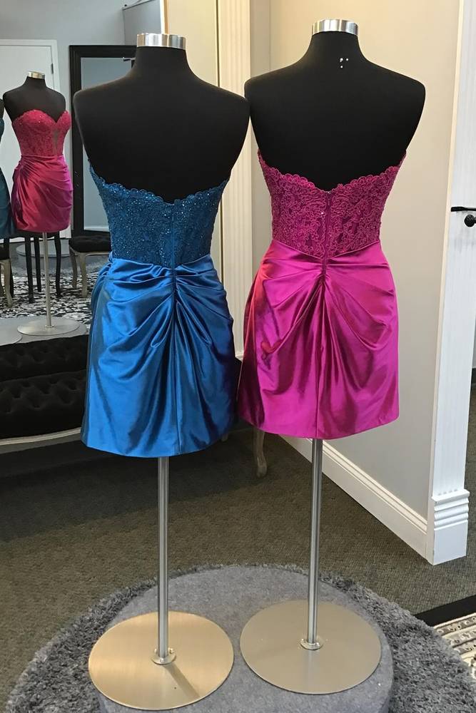 Glitzerndes schwarzes trägerloses Homecoming-Kleid mit Perlenapplikationen