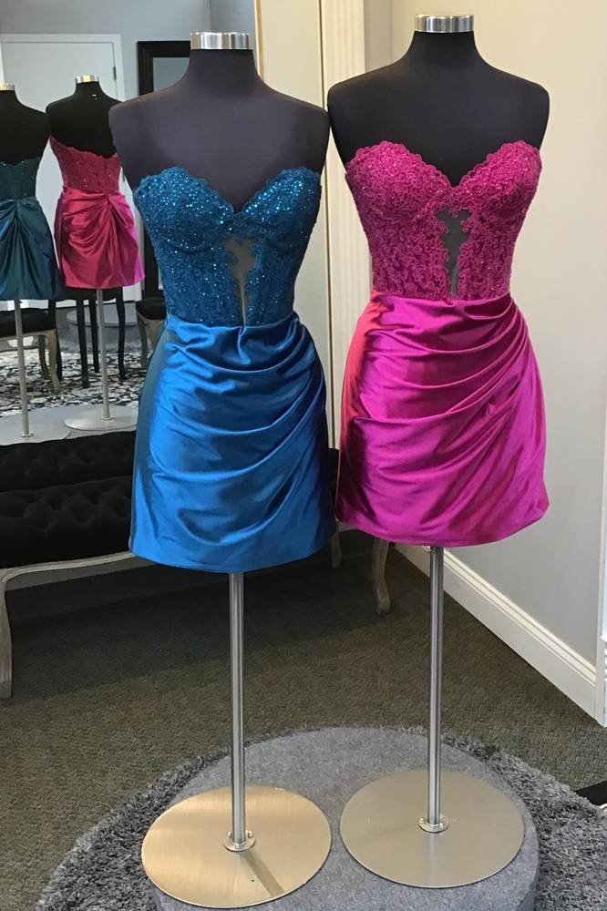 Glitzerndes schwarzes trägerloses Homecoming-Kleid mit Perlenapplikationen
