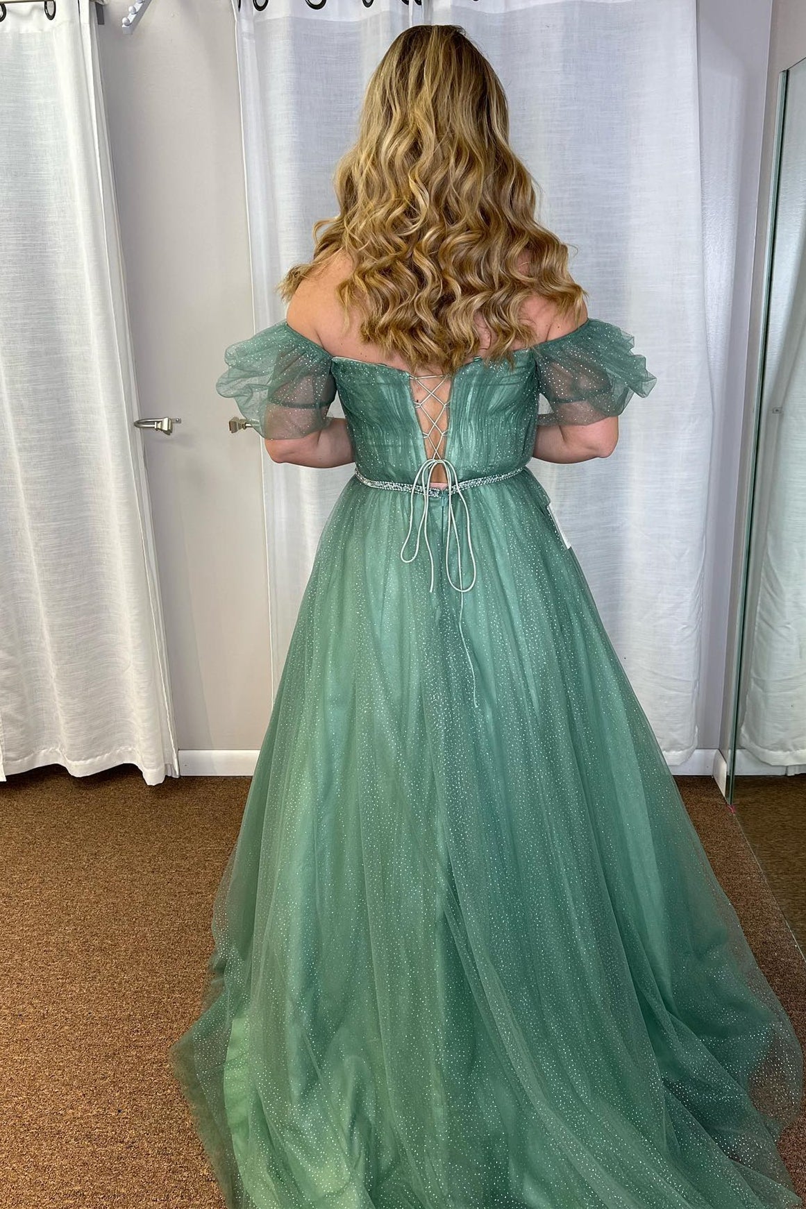 Robe de bal longue en tulle effet verre de mer Lilyana | Coupe trapèze, décolleté en V et épaules dénudées