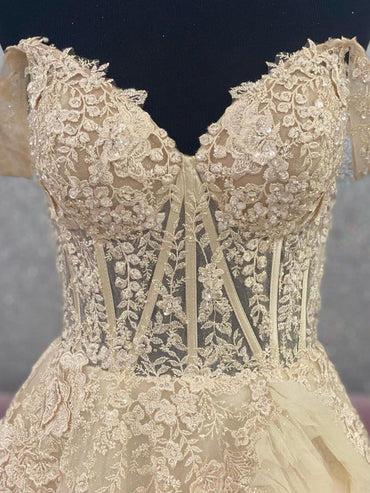 Abito da ballo con scollo a barchetta in raso blu pieghettato con ritaglio