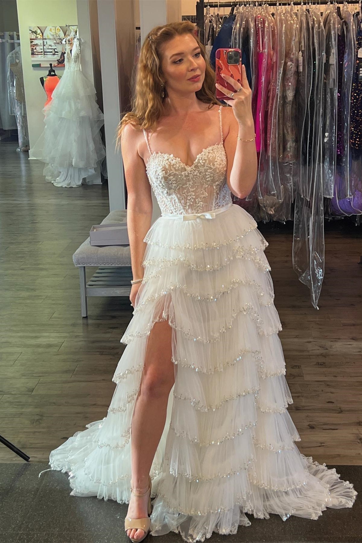 Robe de bal longue à bretelles blanches et paillettes, style floral, avec fente