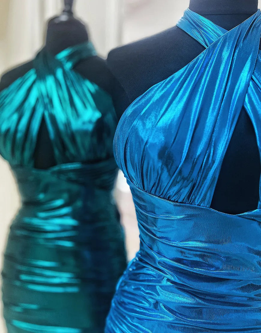 Robe de soirée moulante en satin vert émeraude métallisée à col licou
