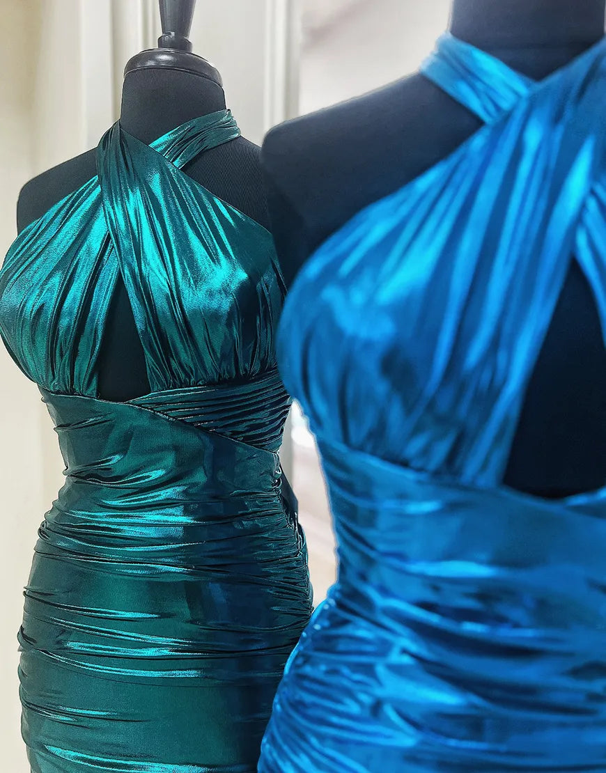 Robe de soirée moulante en satin vert émeraude métallisée à col licou