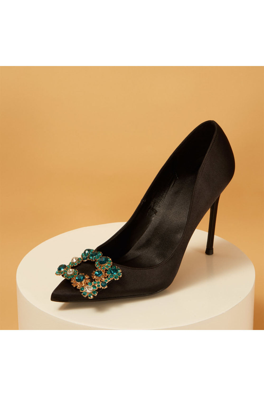 Escarpins à talons aiguilles et bout pointu en satin bleu marine avec boucle et strass