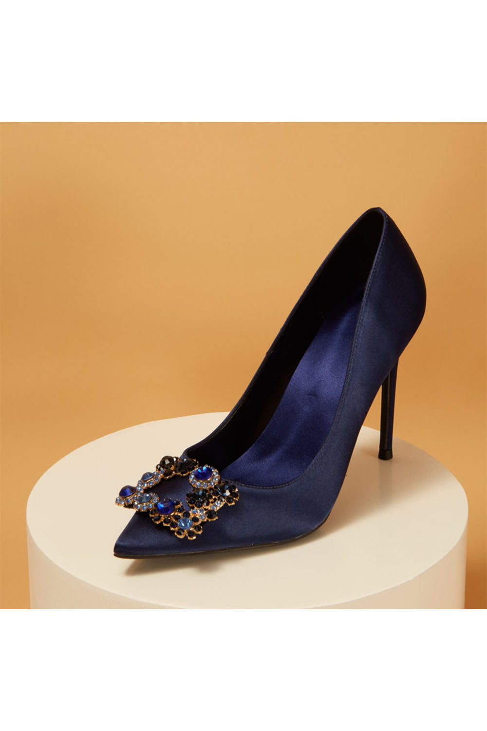 Escarpins à talons aiguilles et bout pointu en satin bleu marine avec boucle et strass