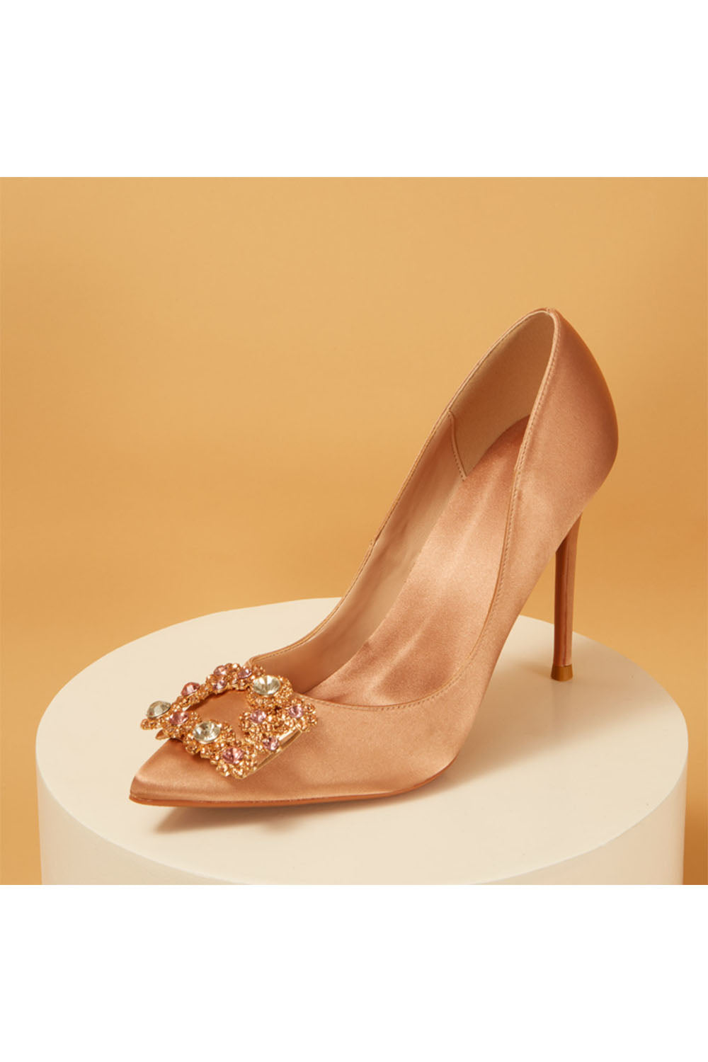 Escarpins à talons aiguilles et bout pointu en satin bleu marine avec boucle et strass