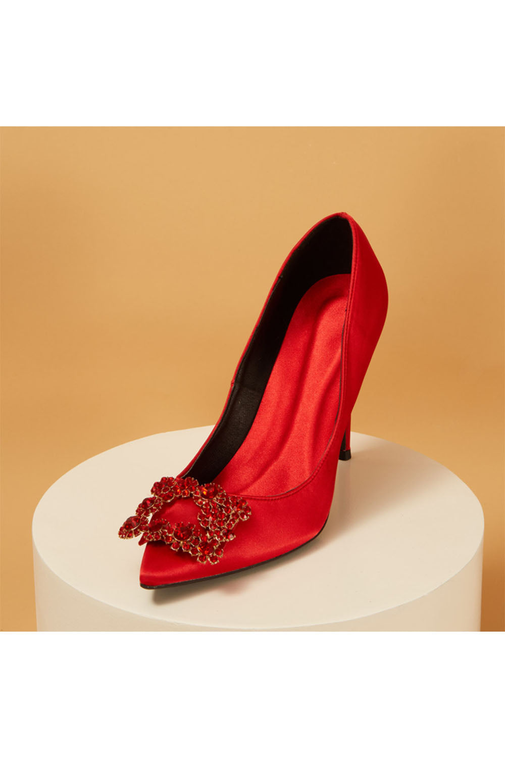 Escarpins à talons aiguilles et bout pointu en satin bleu marine avec boucle et strass