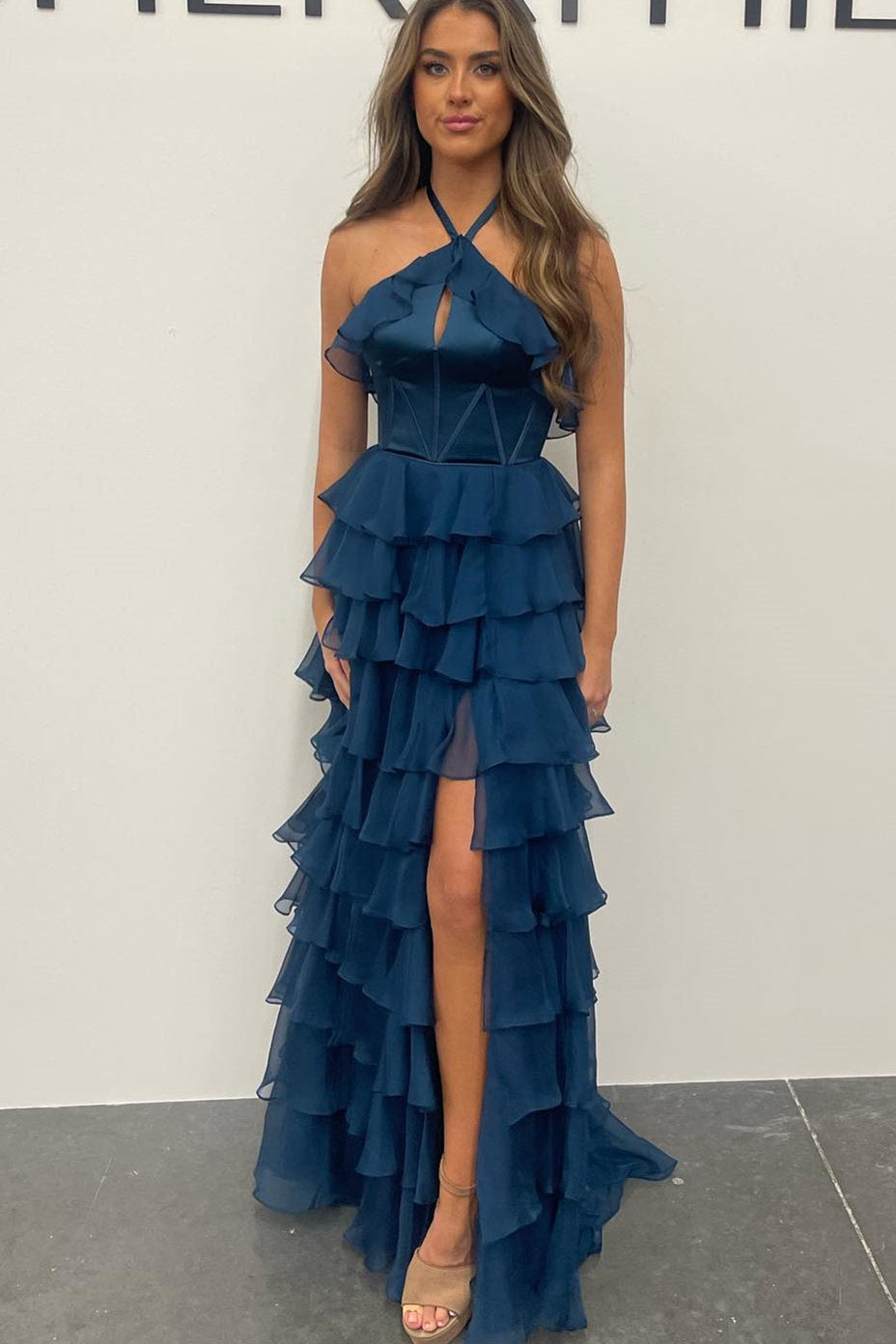 Robe de bal Roycebridal à volants et col en V avec fente