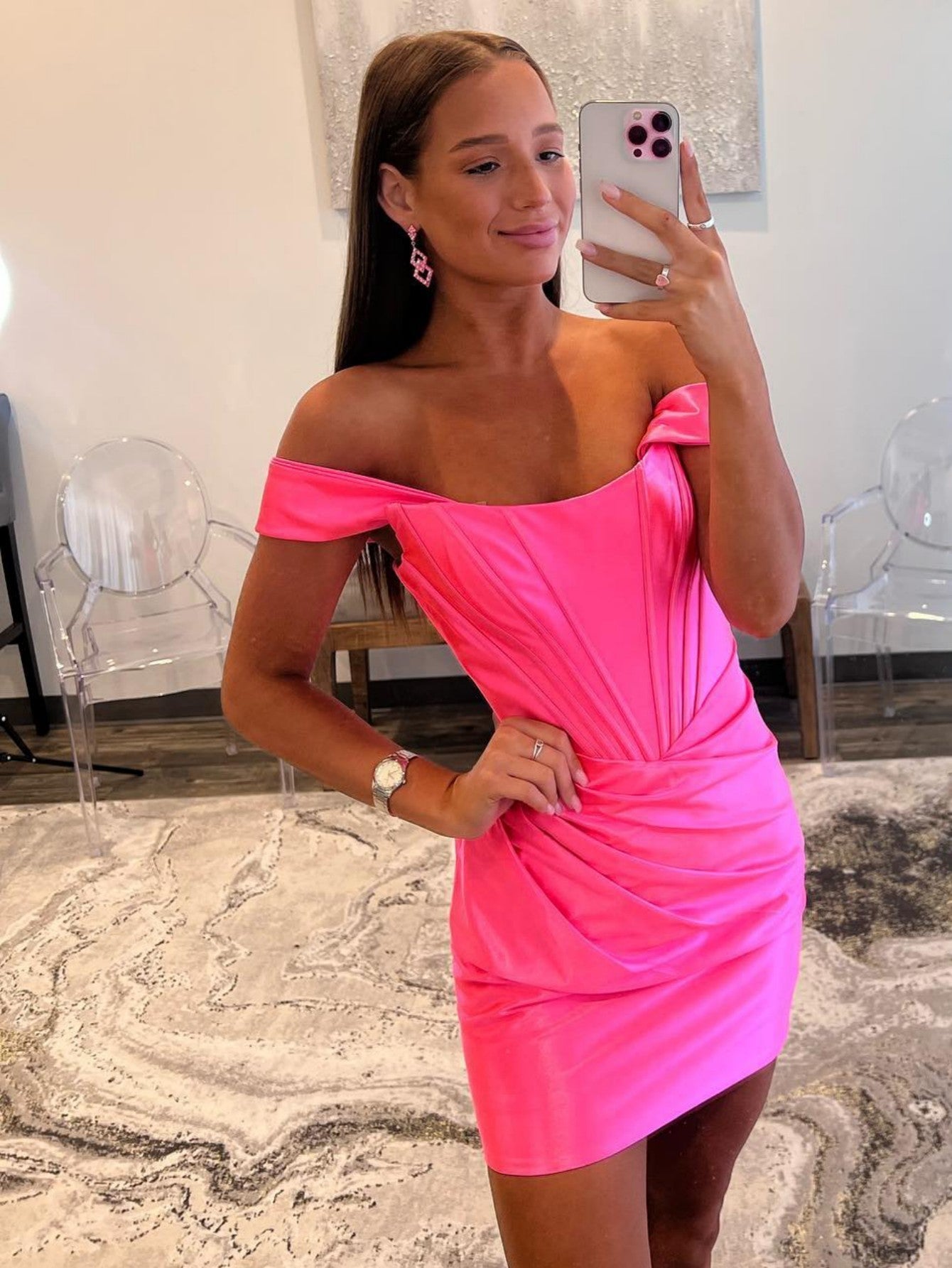 Ariana |Etuikleid aus schulterfreiem, kurzem Satin für den Heimkehr
