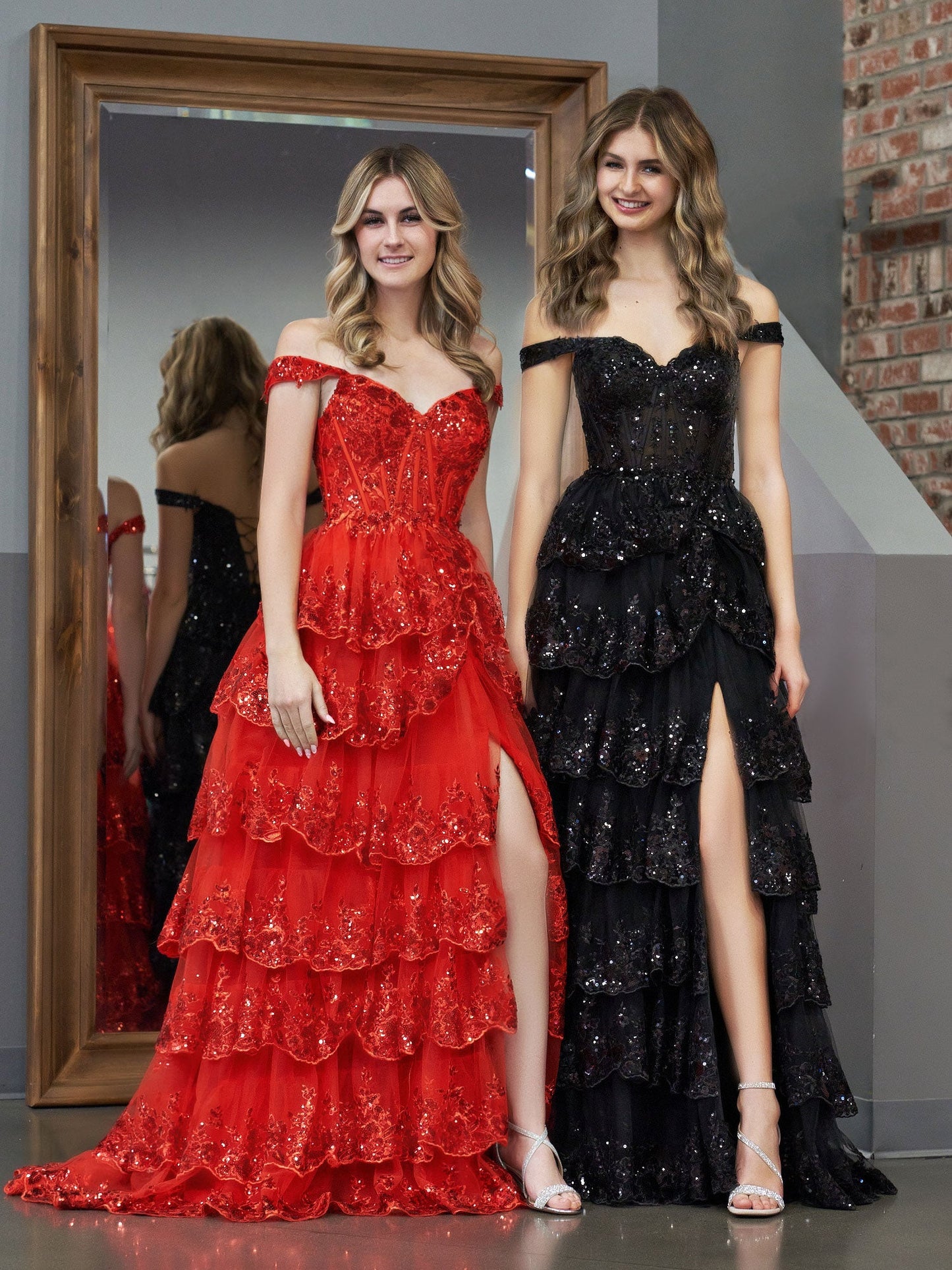 Roycebridal Rotes Prinzessinnen-A-Linien-Ballkleid mit schulterfreiem Korsett und Spitzenrüschen