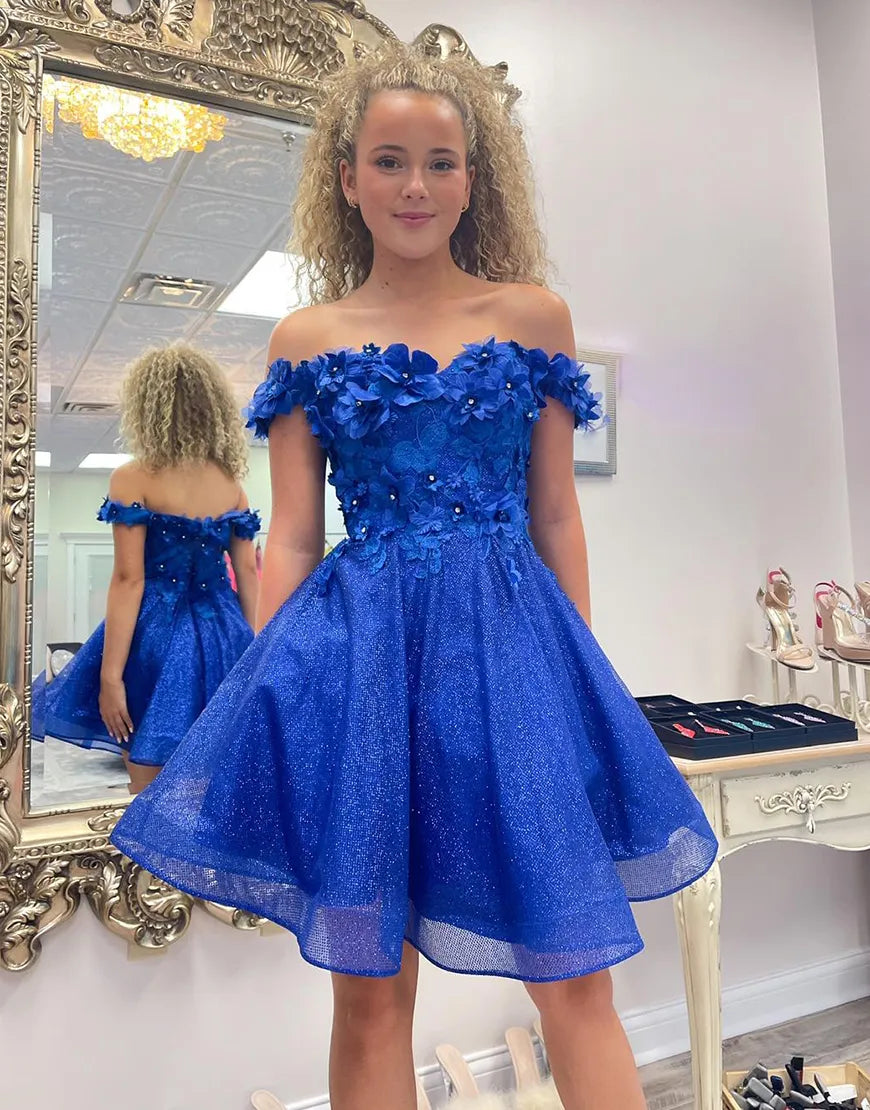 Robe de soirée bleu roi scintillante, coupe trapèze, épaules dénudées, perles et fleurs