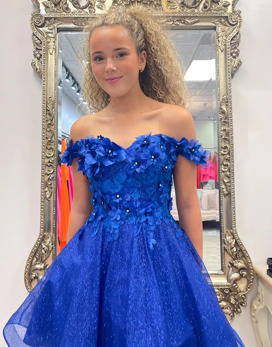 Robe de soirée bleu roi scintillante, coupe trapèze, épaules dénudées, perles et fleurs