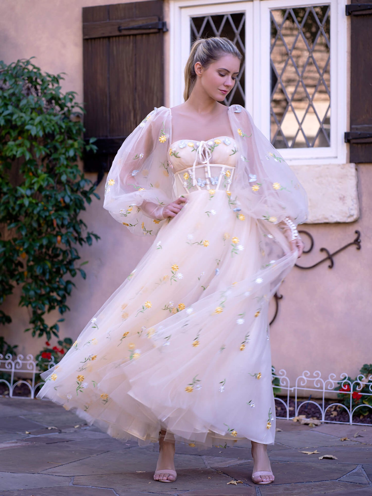 Maxi-Tüllkleid mit herzförmigem Ausschnitt und bestickter Spitze