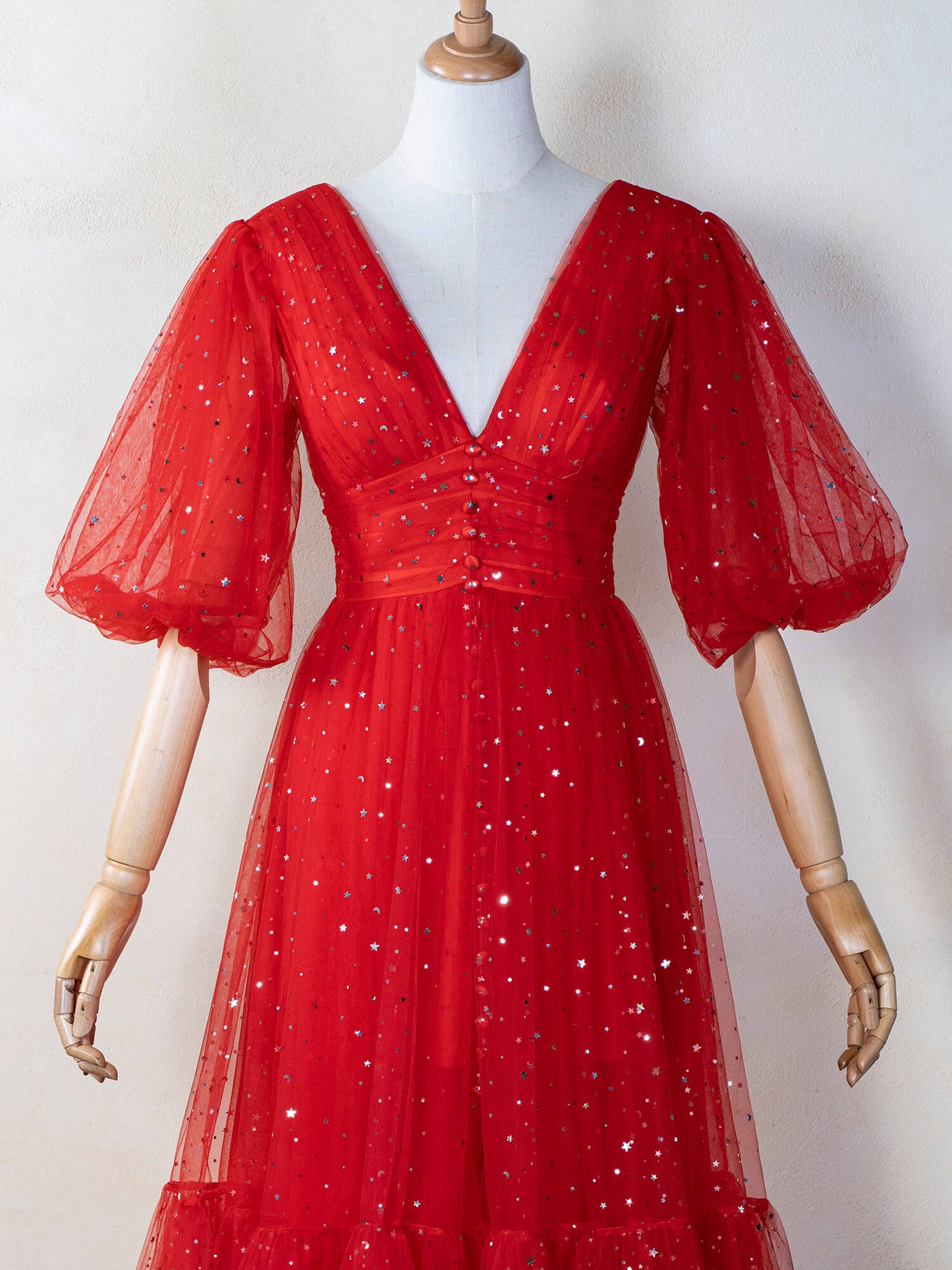 Robe de bal en tulle pailleté à col en V et longueur thé de Roycebridal