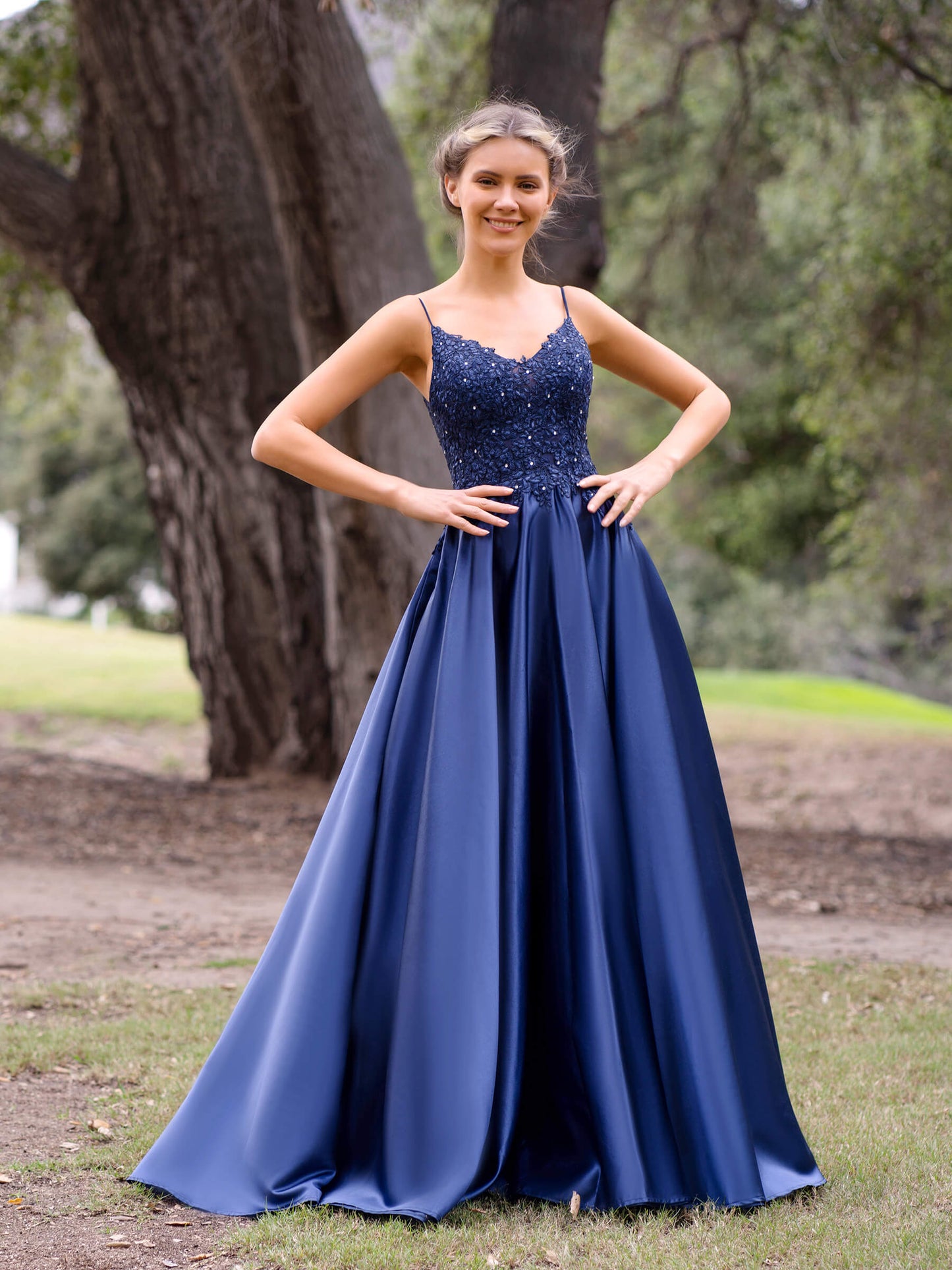 Robe de soirée trapèze en dentelle à col en V et manches longues Roycebridal
