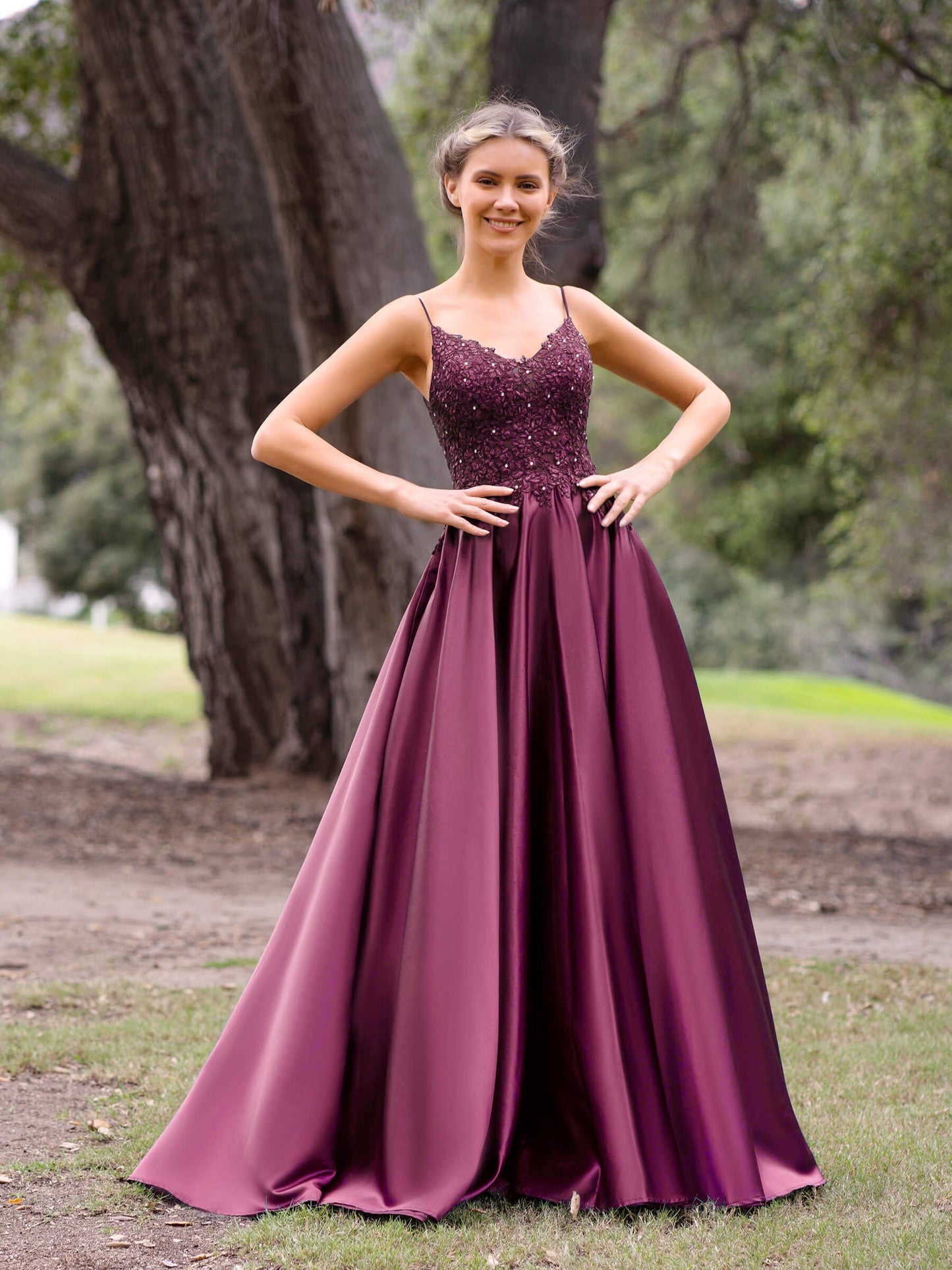 Robe de soirée trapèze en dentelle à col en V et manches longues Roycebridal