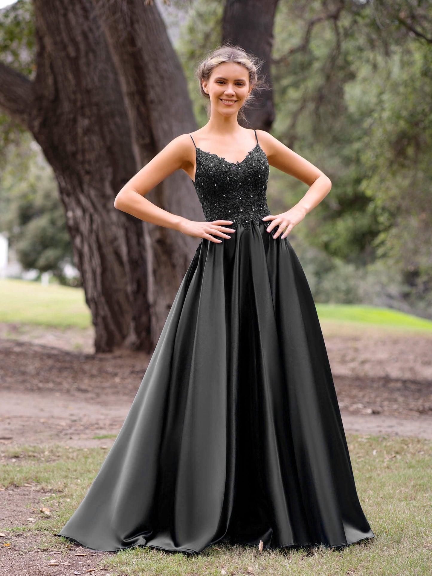 Robe de soirée trapèze en dentelle à col en V et manches longues Roycebridal