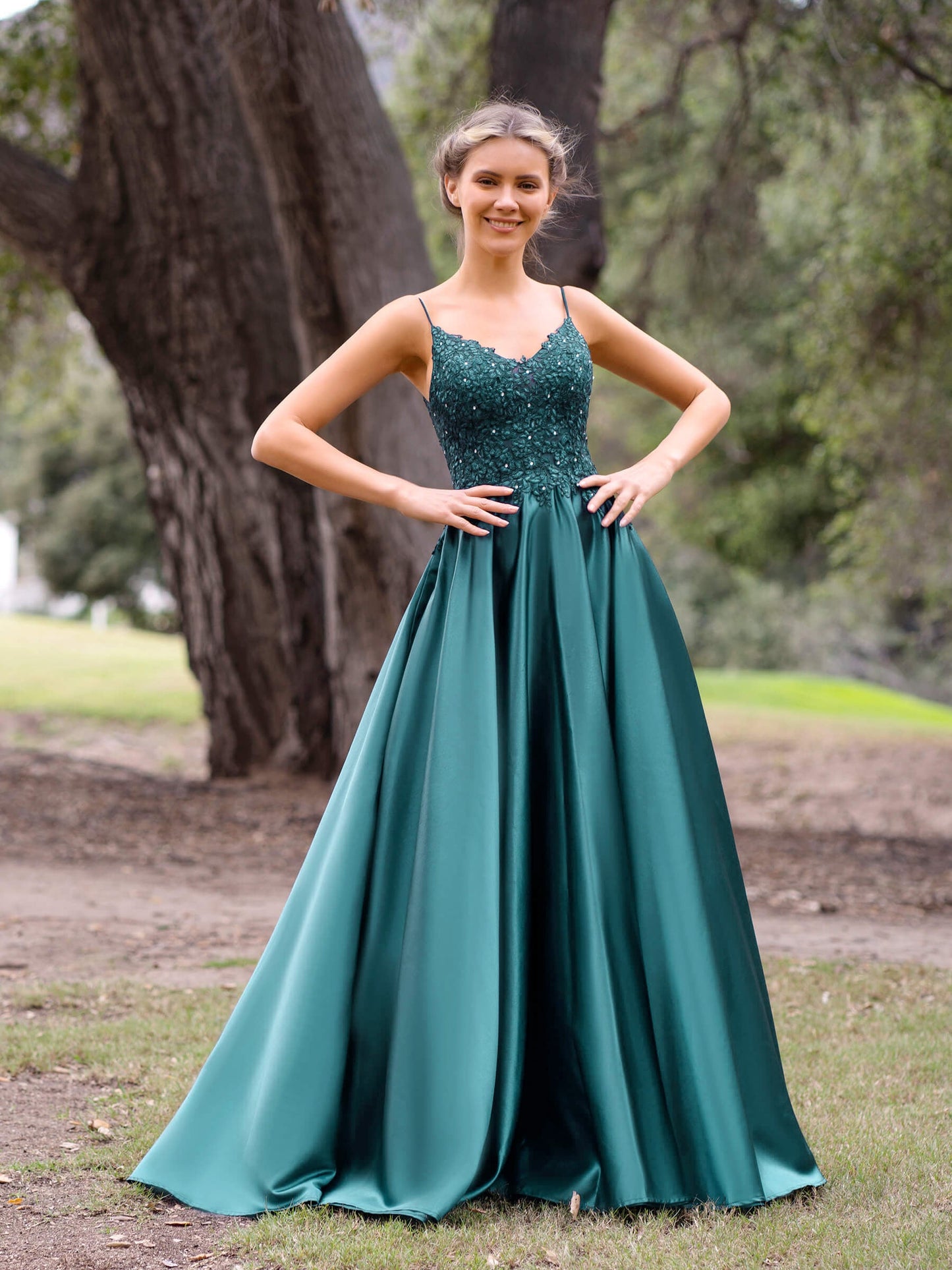 Robe de soirée trapèze en dentelle à col en V et manches longues Roycebridal