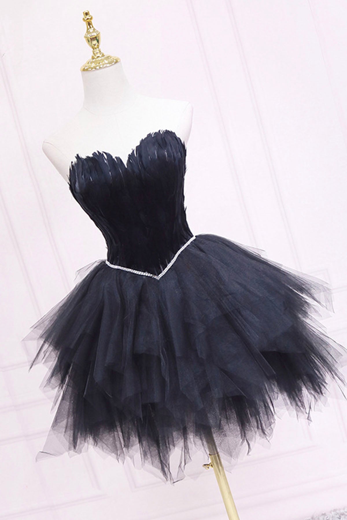 Roycebridal Ila | Robe de bal courte noire en tulle avec plumes, coupe trapèze et décolleté en cœur