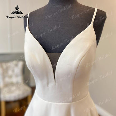 Robe de mariée simple en satin style bohème à bretelles spaghetti et col en V, dos nu, élégante, modèle 2025