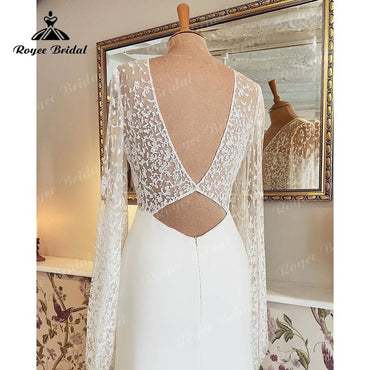 Robe de mariée vintage en satin avec corsage en dentelle et col en V, dos nu, longue bouffante et fendue sur le côté.