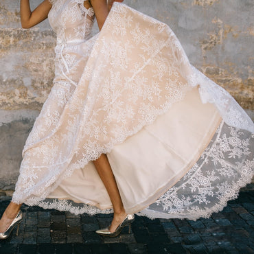 Robe de mariée bohème vintage en dentelle champagne Roycebridal 2024, coupe trapèze, manches courtes