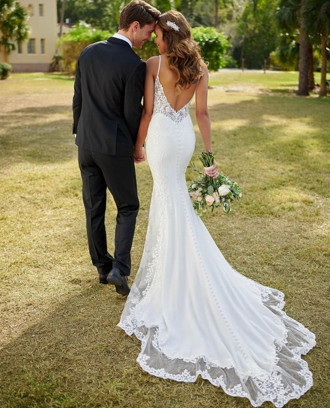 Roycebridal Spitze Meerjungfrau Brautkleider Spaghettiträger Sexy V-Ausschnitt Rückenfrei Applikationen Ärmellos Knopf Lange Schleppe Brautkleid 2021