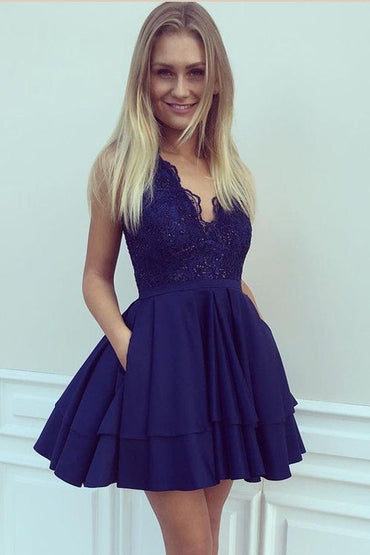Marineblaues, tiefes V-Ausschnitt, ärmellos, Applikationen, Rüschen, kurzes Homecoming-Kleid 