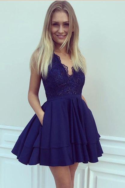 Marineblaues, tiefes V-Ausschnitt, ärmellos, Applikationen, Rüschen, kurzes Homecoming-Kleid 
