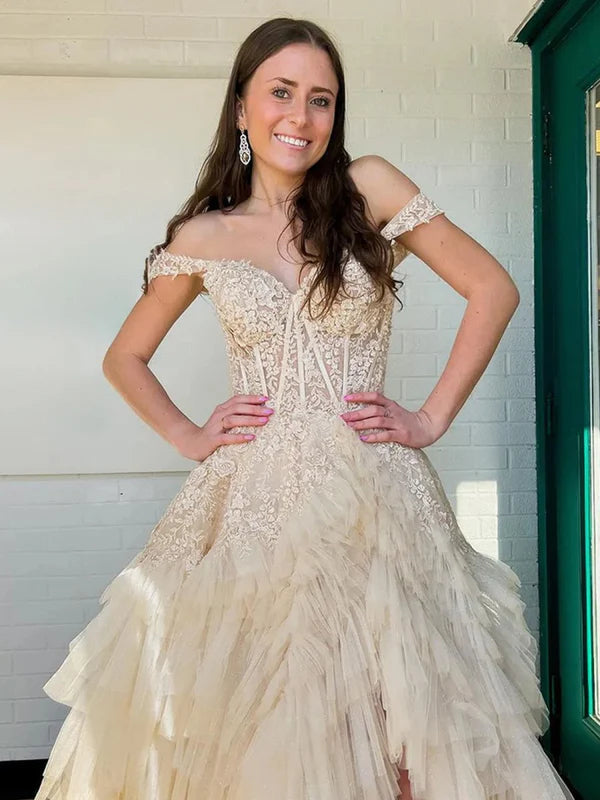 Abito da ballo con scollo a barchetta in raso blu pieghettato con ritaglio