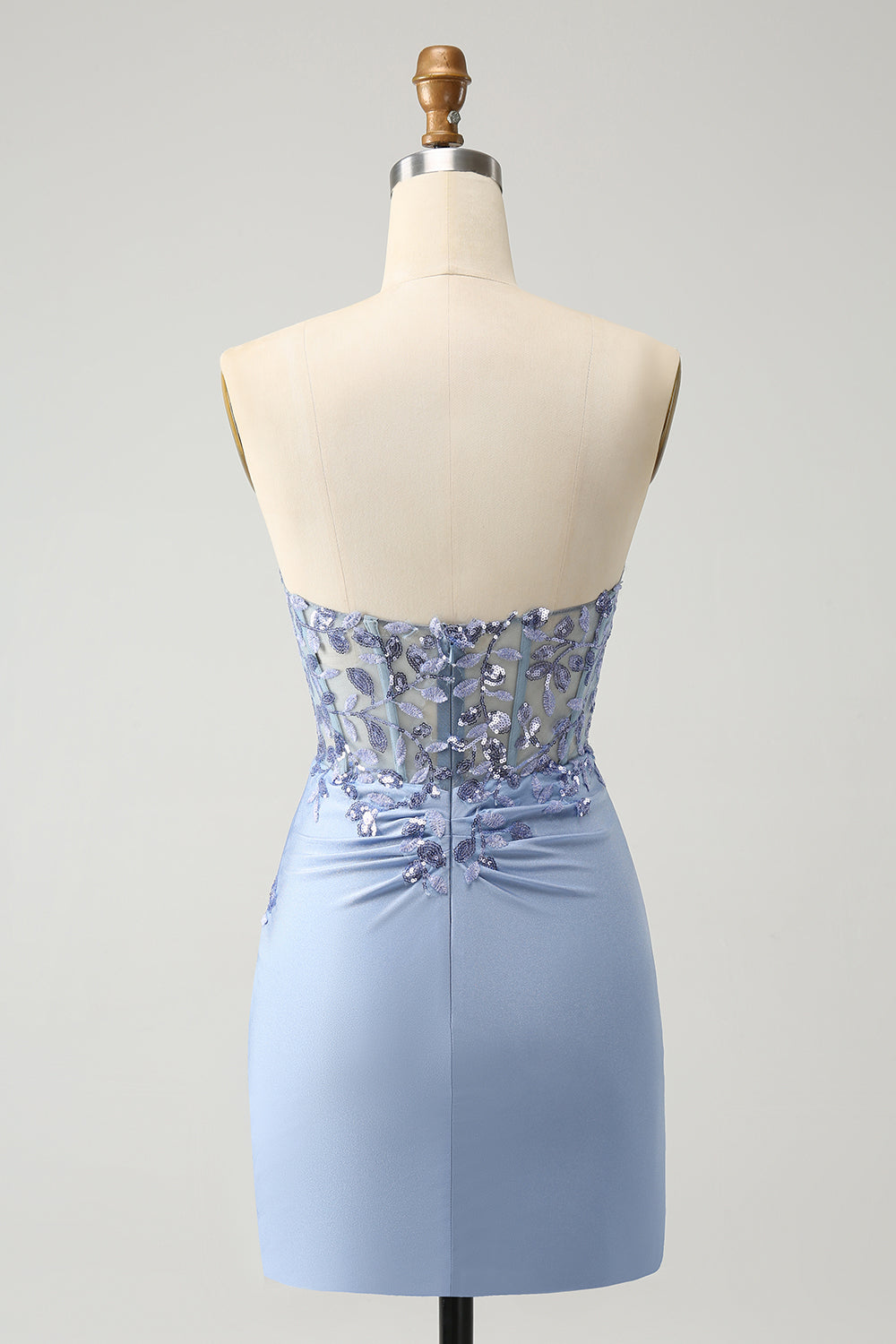 Robe de soirée courte moulante lilas à décolleté en cœur et paillettes
