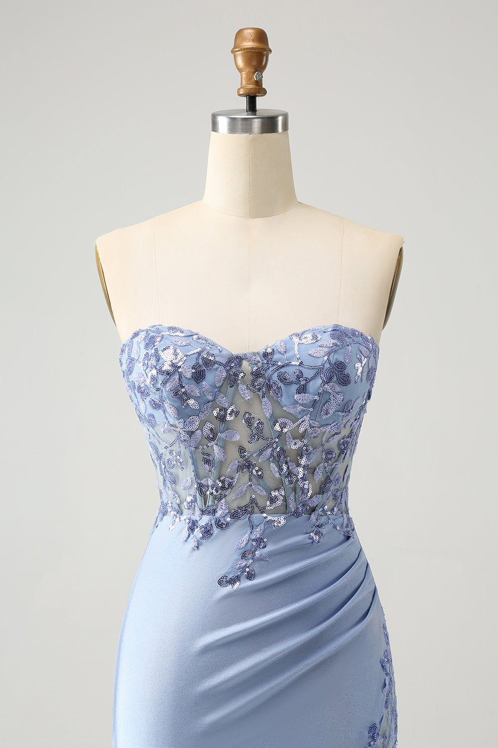 Robe de soirée courte moulante lilas à décolleté en cœur et paillettes