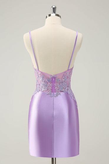 Superbe robe de soirée courte moulante lilas à bretelles spaghetti et paillettes