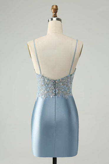 Robe de soirée moulante en satin bleu poussiéreux scintillante et fleurie ornée de perles