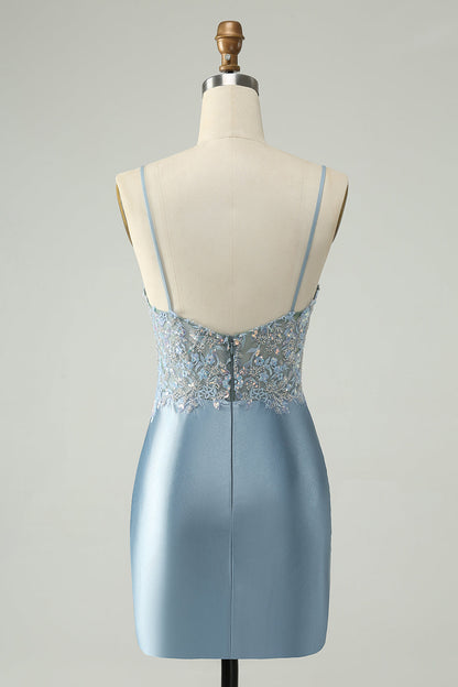 Robe de soirée moulante en satin bleu poussiéreux scintillante et fleurie ornée de perles