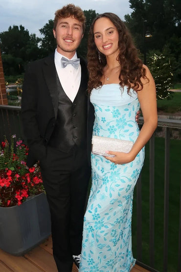 Abito da ballo con scollo a barchetta in raso blu pieghettato con ritaglio