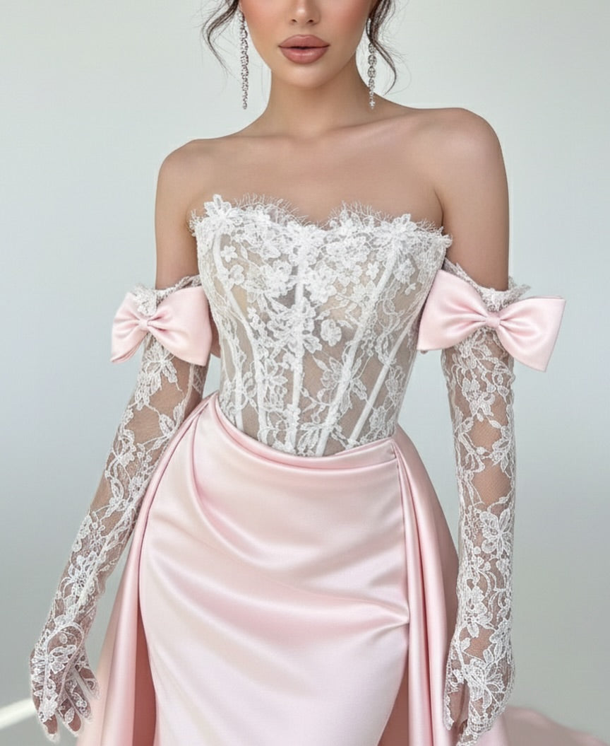 Vestido de fiesta azul con escote halter plisado y satén recortado