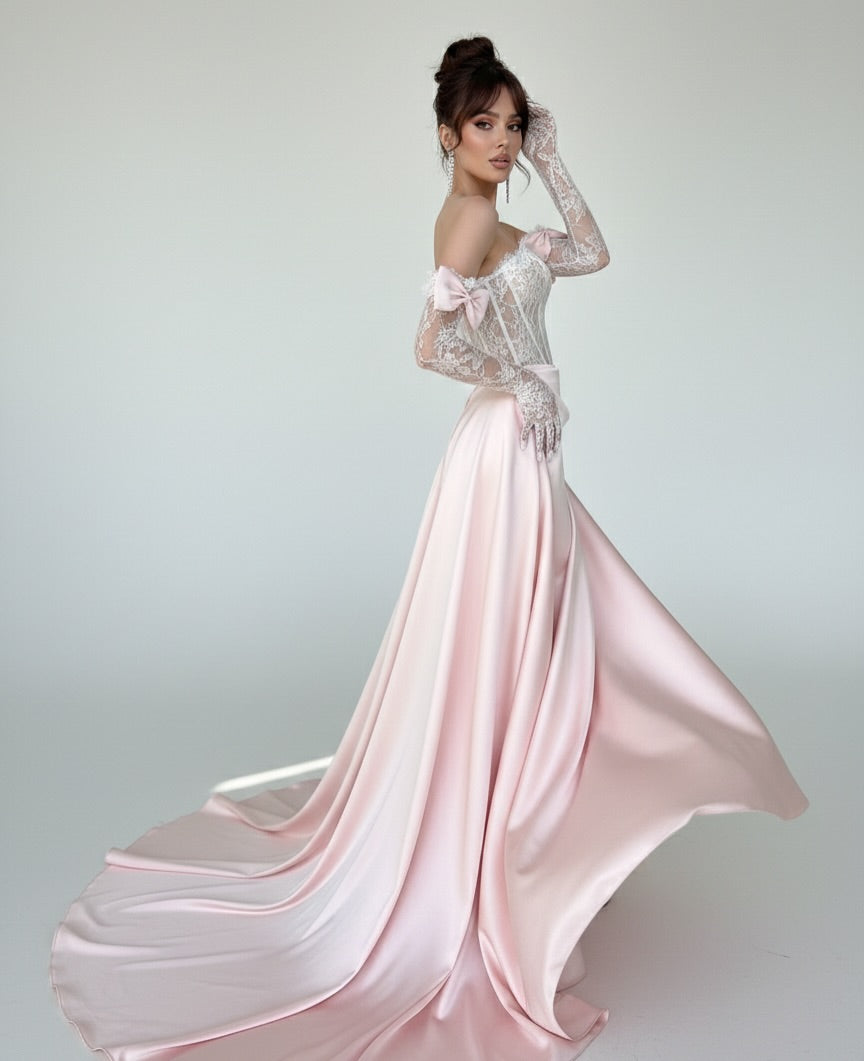 Vestido de fiesta azul con escote halter plisado y satén recortado