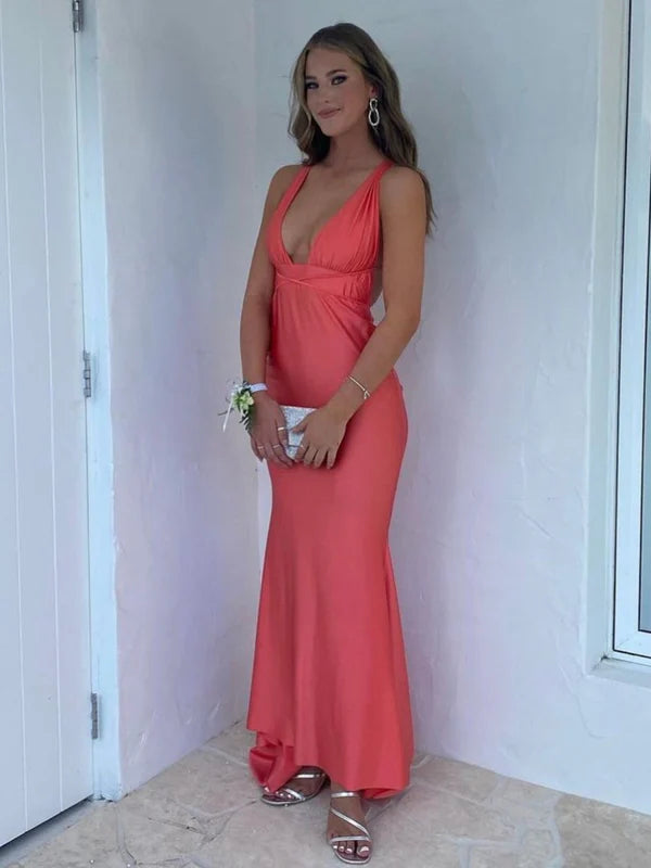 Abito da ballo con scollo a barchetta in raso blu pieghettato con ritaglio