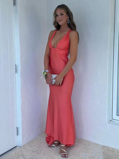 Abito da ballo con scollo a barchetta in raso blu pieghettato con ritaglio