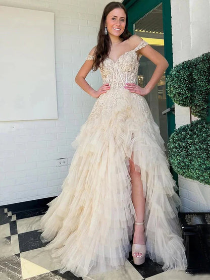 Abito da ballo con scollo a barchetta in raso blu pieghettato con ritaglio