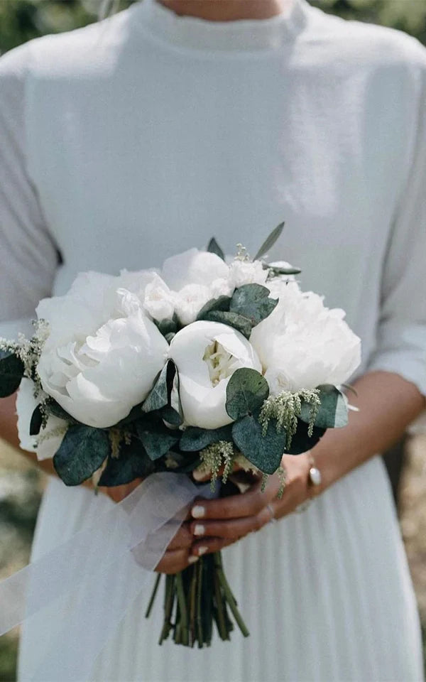 Robe de bal trapèze bleue plissée avec découpe en satin