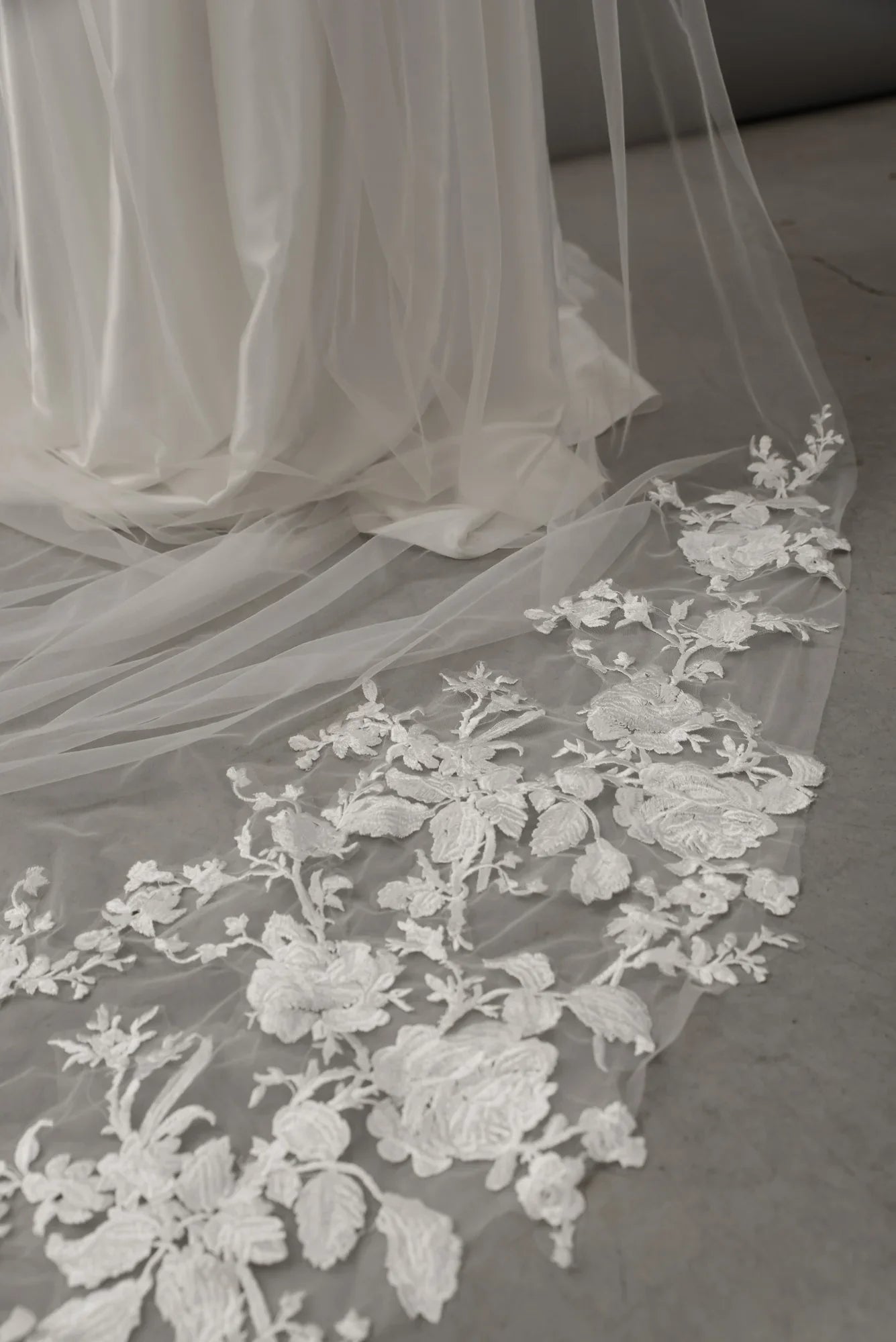|Heirloom Cathedral Lace Veil V018